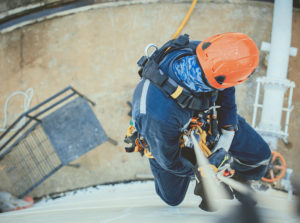 Profissionais de segurança inspecionando ambiente industrial