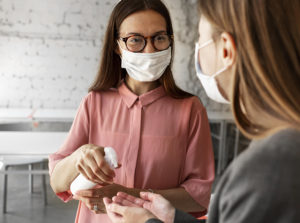 Profissionais com máscara no trabalho