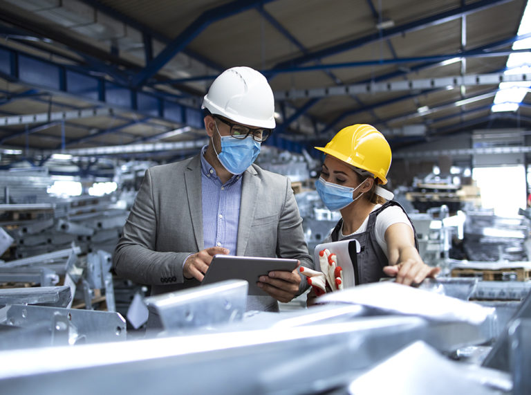 Trabalhador em altura com equipamentos de proteção individual